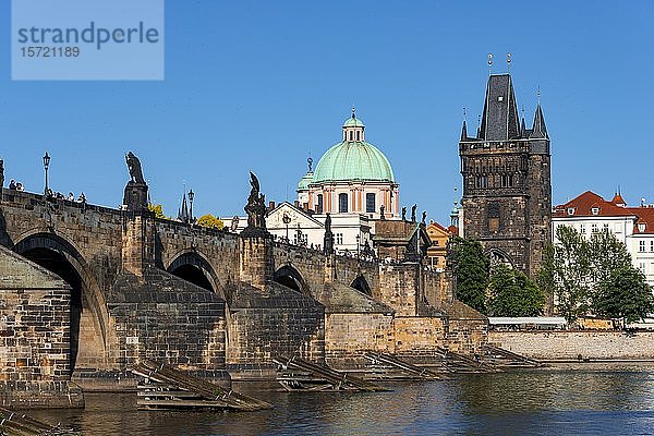 Moldau  Karlsbrücke mit Altstädter Brückenturm und Kuppel der Kreuzherrenkirche  Prag  Böhmen  Tschechische Republik  Europa