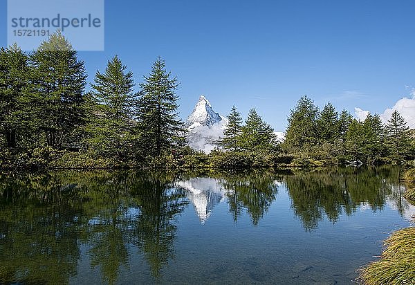 Schneebedecktes Matterhorn spiegelt sich im See  Grindijsee  Zermatt  Wallis  Schweiz  Europa