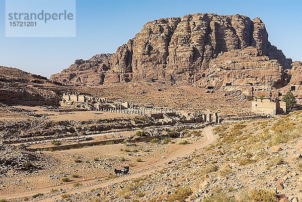 Blick auf die antike Stadt Petra  Jordanien  Asien