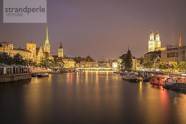 Blick über die Limmat in der Abenddämmerung  Altstadt mit Fraumünster  St. Peter und Grossmünster  Altstadt  Zürich  Schweiz  Europa