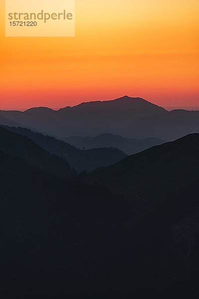 Berglandschaft  Bergsilhouetten bei Sonnenuntergang  Karwendelgebirge  Tirol  Österreich  Europa
