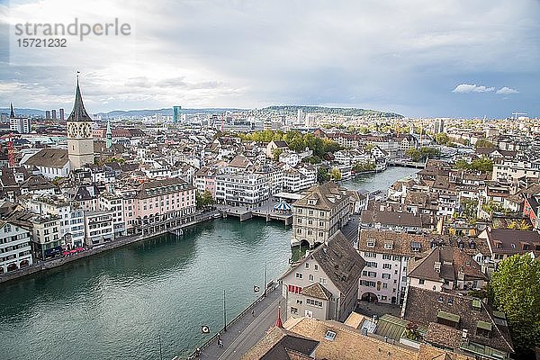Blick über Zürich mit Kirche St. Peter und Fluss Limmat  Zürich  Schweiz  Europa