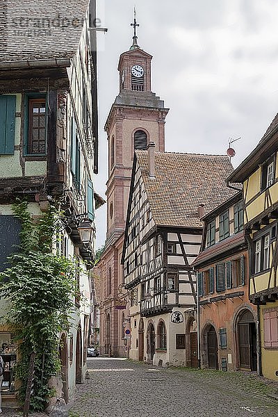 Historische Häuser in Gasse mit Kirche  Riquewihr  Elsass  Frankreich  Europa