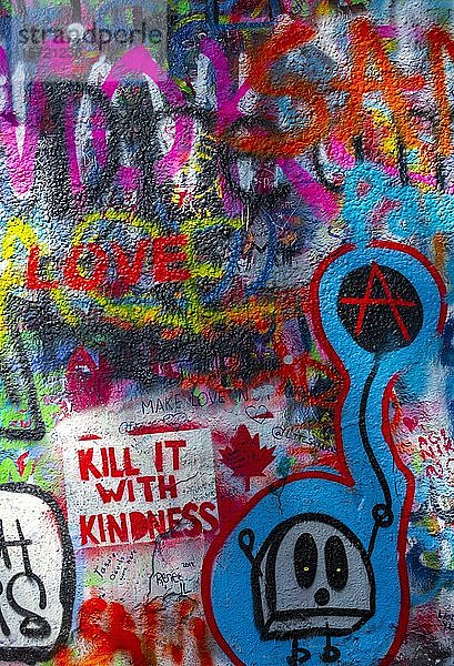 Kill it with Kindness  buntes Graffiti an der John-Lennon-Mauer  Prag  Böhmen  Tschechische Republik  Europa
