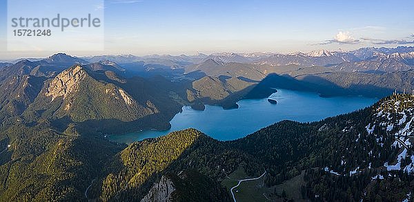 Bergpanorama  Blick vom Herzogstand zum Walchensee  Alpen  Oberbayern  Bayern  Deutschland  Europa