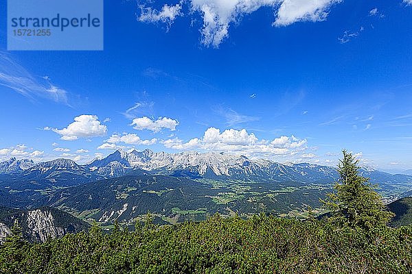 Blick von der Reiteralm auf das Dachsteinmassiv  Oberösterreich  Steiermark  Österreich  Europa