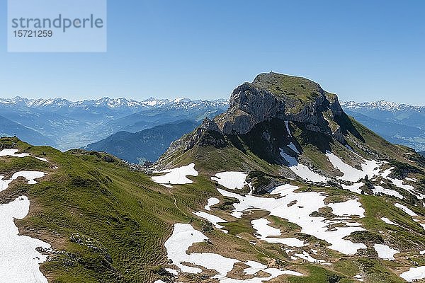 Berglandschaft mit Schneeresten  Gipfel Haidachstellwand  5-Gipfel-Klettersteig  Wanderung im Rofangebirge  Tirol  Österreich  Europa