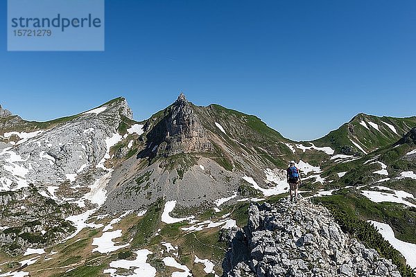 Junge Frau beim Wandern  Wanderweg  5-Gipfel-Klettersteig  Wanderung im Rofangebirge  Haidachstellwand  Roßkopf und Seekarlspitze  Tirol  Österreich  Europa