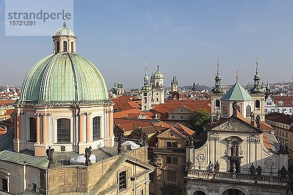 Stadtansicht mit Kuppel der Heilig-Kreuz-Kirche  Erlöserkirche  mehrere Kirchtürme  Prag  Böhmen  Tschechische Republik  Europa