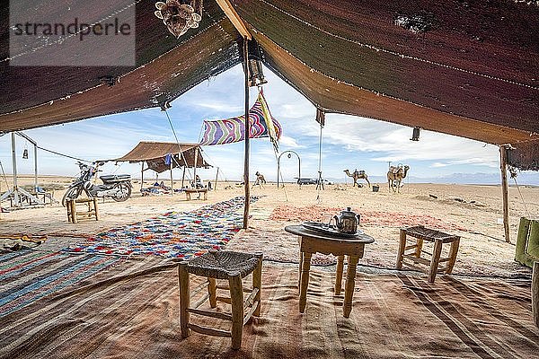Innenseite eines Bedoiun-Zeltes  Agafay-Wüste  Marokko  Afrika