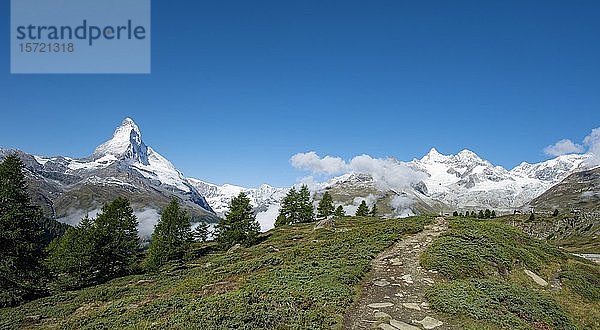 Blick auf das schneebedeckte Matterhorn und die umliegenden Berge  5-Seen-Wanderweg  Zermatt  Berner Oberland  Schweiz  Europa