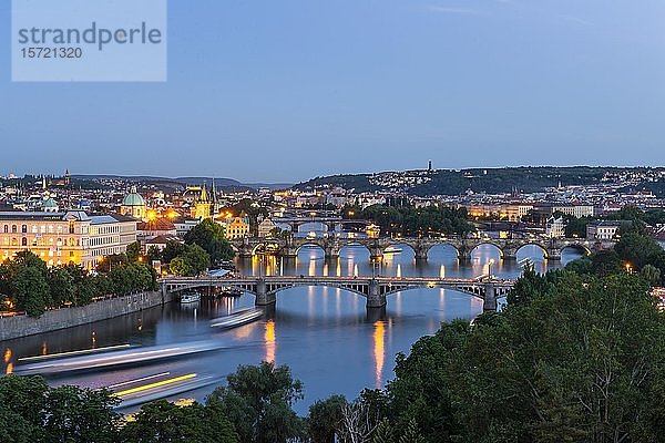 Stadtansicht  Brücken über die Moldau  Karlsbrücke mit Altstädter Brückenturm und Wasserturm  Abendstimmung  Prag  Böhmen  Tschechische Republik  Europa