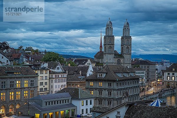 Kirche Grossmünster in der Abenddämmerung  Altstadt  Zürich  Schweiz  Europa