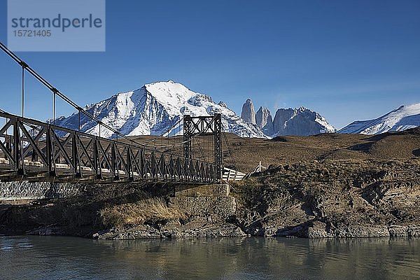 Brücke über den Paine-Fluss  hinter dem Monte Almirante Nieto und dem Gipfel des Paine-Massivs  Torres del Paine-Nationalpark  Patagonien  Chile  Südamerika