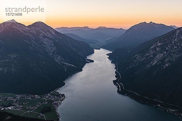 Abendstimmung  Bergpanorama vom Bärenkopf  Achensee  links Seebergspitze und Seekarspitze  rechts Rofangebirge  Tirol  Österreich  Europa
