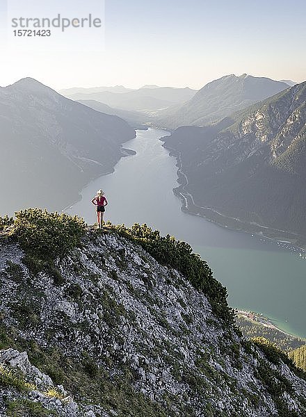 Junge Frau blickt über Berglandschaft  Blick vom Bärenkopf zum Achensee  links Seebergspitze  Tirol  Österreich  Europa