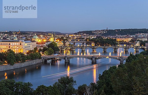 Stadtansicht  Brücken über die Moldau  Karlsbrücke mit Altstädter Brückenturm und Wasserturm  Abendstimmung  Prag  Böhmen  Tschechische Republik  Europa
