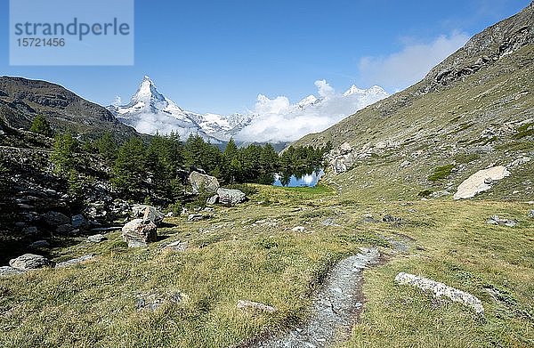 Wanderweg mit Blick auf den Grindijsee und das schneebedeckte Matterhorn  5 Seen Wanderweg  Wallis  Schweiz  Europa
