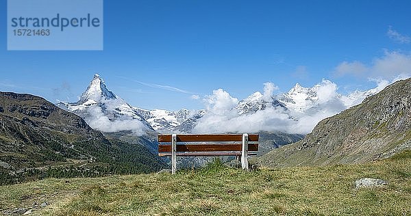 Bank mit Aussicht  auf das schneebedeckte Matterhorn  5-Seen-Wanderweg  Zermatt  Wallis  Schweiz  Europa