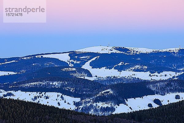 Feldberg mit Schnee bei Sonnenuntergang  Blick vom Belchen  Schwarzwald  Baden-Württemberg  Deutschland  Europa