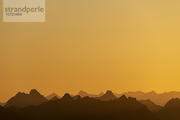 Gestaffelte Bergketten  Sonnenaufgang über den Lechtaler Alpen  Elbigenalp  Lechtal  Außerfern  Tirol  Österreich  Europa
