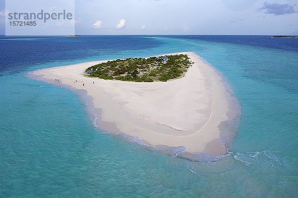 Luftaufnahme  unbewohnte Ausflugsinsel  Malediveninsel  Ausflugsinsel mit breitem Sandstrand  Malediven  Asien