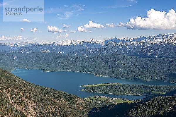 Blick vom Herzogstand zum Walchensee mit Walchensee  im Hintergrund Alpenkette  Oberbayern  Bayern  Deutschland  Europa