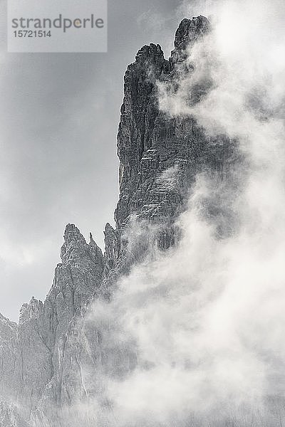 Bizarre Berggipfel mit dramatischen Wolken  Cimon di Croda Liscia und Cadini-Gruppe  Sextner Dolomiten  Belluno  Italien  Europa