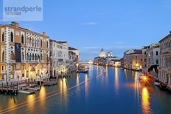 Canal Grande  Abendstimmung mit Kirche Santa Maria della Salute  Venedig  Italien  Europa