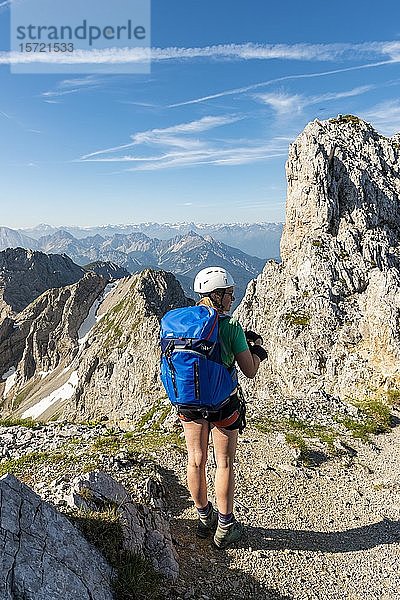Bergsteiger mit Rucksack mit Blick über die Berge  Mittenwalder Klettersteig  Karwendelgebirge  Mittenwald  Deutschland  Europa