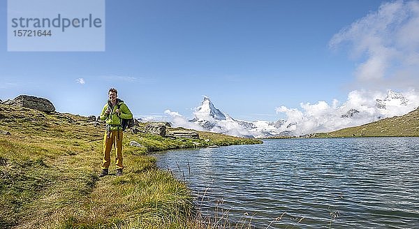 Wanderer am Stellisee  5-Seen-Wanderweg  schneebedecktes Matterhorn im Rücken  Wallis  Schweiz  Europa