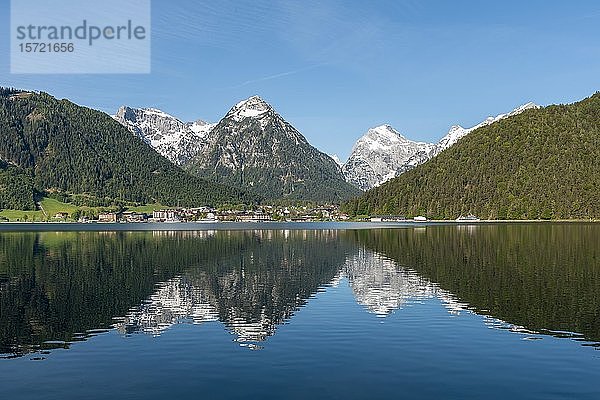 Blick auf Pertisau  hinter den Bergen Dristenkopf und Falzthurnjoch  Achensee  Tirol  Österreich  Europa