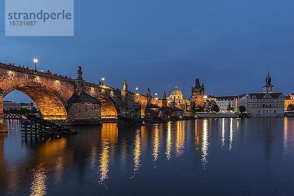 Karl?v most  Karlsbrücke und Moldau in der Abenddämmerung  in der Hinterkuppel der Kreuzherrenkirche mit Altstädter Brückenturm  Prag  Böhmen  Tschechische Republik  Europa
