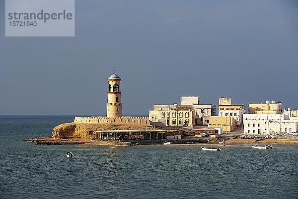 Naturhafen  Fischerboote  Leuchtturm Al Ayijah  Sur  Provinz Ash Sharqiyah  Sultanat Oman