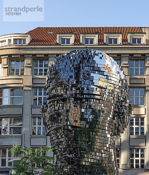 Kopf von Franz Kafka  Oto?ná hlava  Metallskulptur des Künstlers David Cerny  Prag  Tschechische Republik  Europa