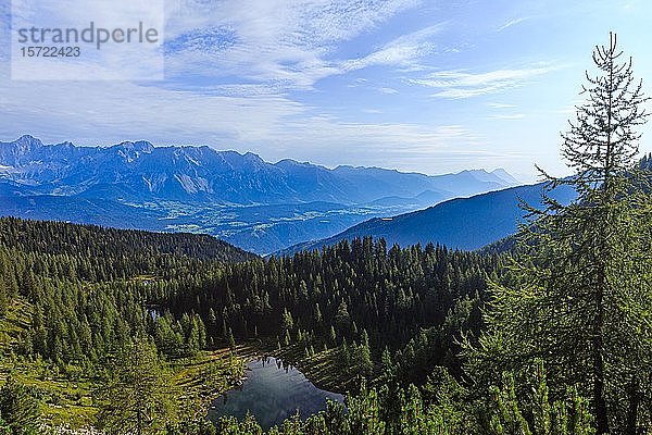 Bergsee Untersee  hinter Bergsilhouette  Dachsteinmassiv  Schladminger Tauern  Steiermark  Österreich  Europa