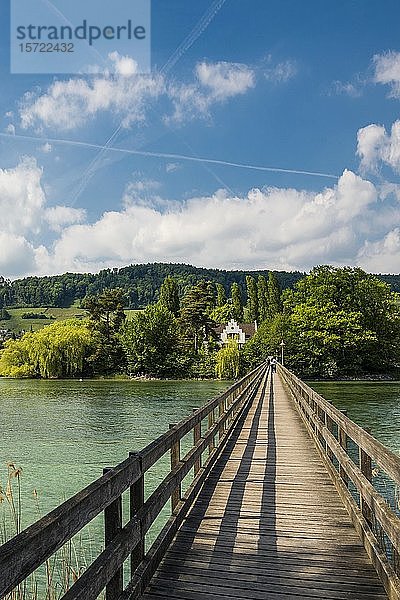 Holzbrücke über den Rhein zur Klosterinsel Werd  Stein am Rhein  Kanton Schaffhausen  Schweiz  Europa