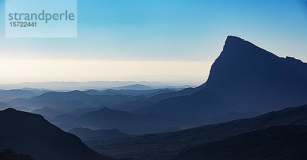 Gestaffelte Bergsilhouetten  Bergmassiv  Hajar-Gebirge  Al Hajar-Gebirge  Provinz Ad Dakhiliyah  Oman  Asien