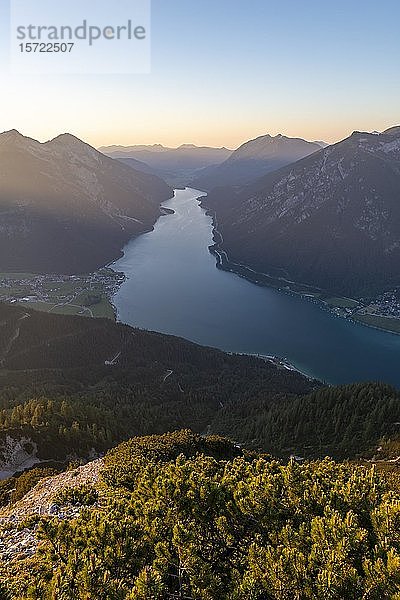 Abendstimmung  Bergpanorama vom Bärenkopf  Achensee  links Seebergspitze und Seekarspitze  rechts Rofangebirge  Tirol  Österreich  Europa
