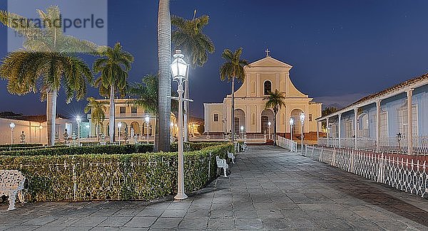 Plaza Mayor Panorama  Nacht  historische Altstadt mit Kirchen  Trinidad  Kuba  Mittelamerika