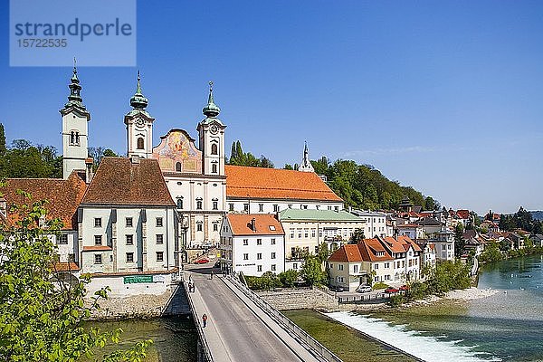 Fluss Enns  Bürgerspitalkirche und St. Michaelskirche  Steyr  Oberösterreich  Österreich  Europa