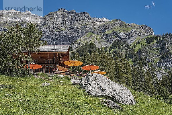 Berghütte Oeschinensee am Oeschinensee  Kandersteg  Berner Oberland  Kanton Bern  Schweiz  Europa