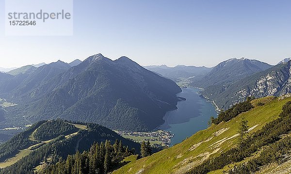 Blick vom Bärenkopf  Achensee  Seebergspitze und Seekarspitze  Tirol  Österreich  Europa
