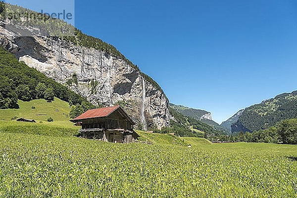 Berglandschaft im Lauterbrunnental mit den Staubbachfällen  Lauterbrunnen  Berner Oberland  Schweiz  Europa