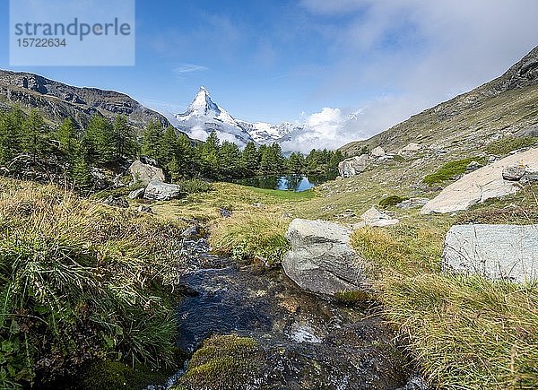 Schneebedecktes Matterhorn  Gebirgsbach mündet in den Grindijsee  Wallis  Schweiz  Europa
