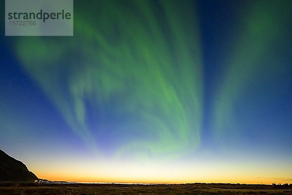 Nordlichter (Aurora borealis) bei Sonnenuntergang  Lofoten  Norwegen  Europa