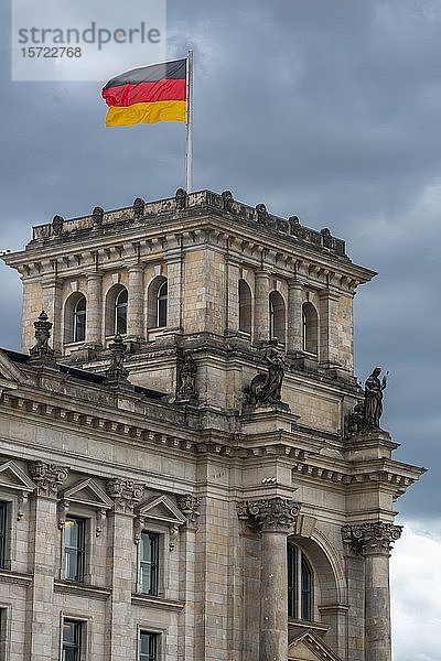 Reichstag mit wehender Deutschlandfahne an der Spree  Regierungsviertel  Berlin  Deutschland  Europa