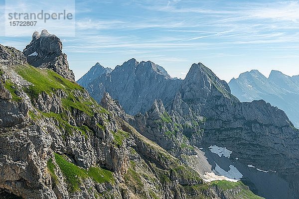 Blick auf Berggipfel  links Tiefkarspitze  Mitte östliche Larchetfleckspitze  Mittenwalder Höhenweg  Karwendelgebirge  Mittenwald  Deutschland  Europa