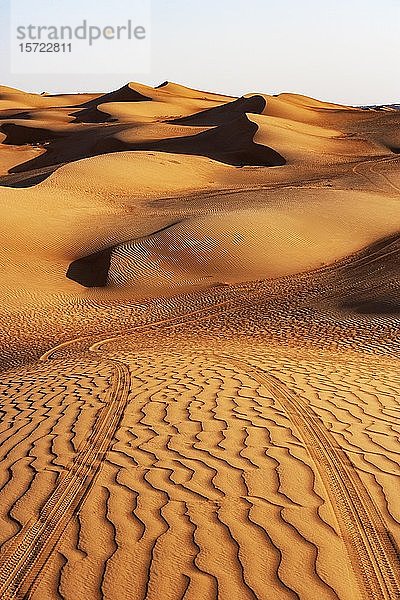 Fahrspur im Sand  Sanddünen  Wüste Rimal al Wahiba oder Wahiba Sands  Oman  Asien