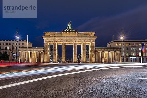 Lichtspuren vor dem Brandenburger Tor in der Abenddämmerung  Pariser Platz  Berlin  Deutschland  Europa